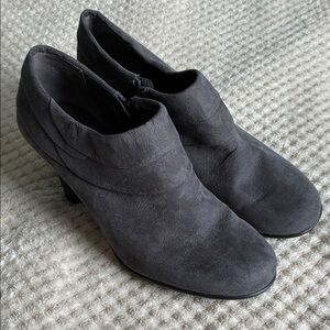 Aerosoles Heelrest Zip Chic Dark Gray Suede Women's Ankle Booties Used Size 8.5